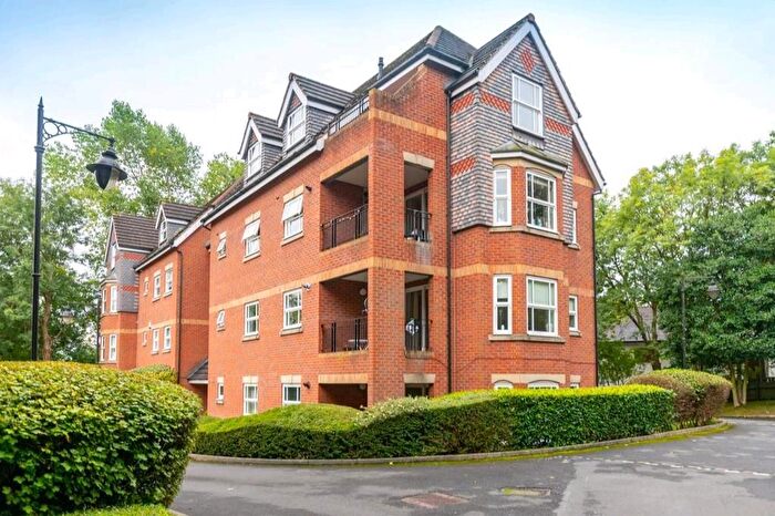 2 Bedroom Flat To Rent In Allerton Park, Leeds, West Yorkshire, LS7