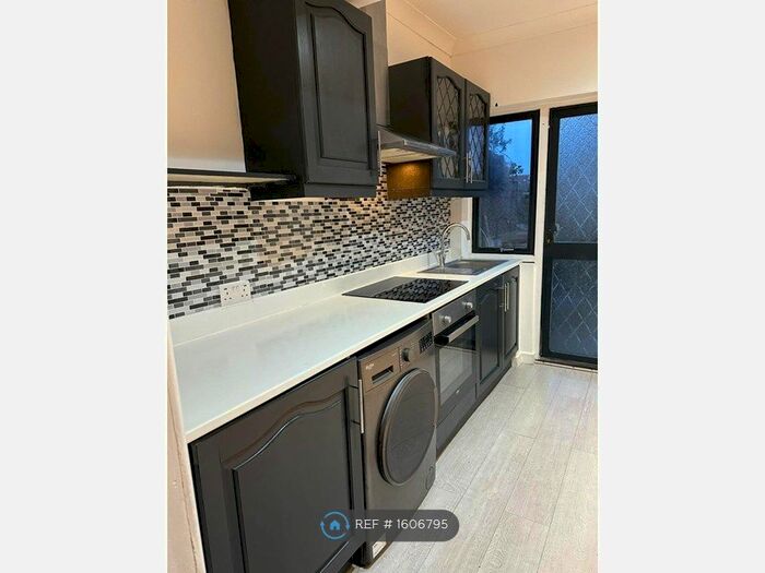 3 Bedroom End Of Terrace House To Rent In Rainham Road, Essex, RM13