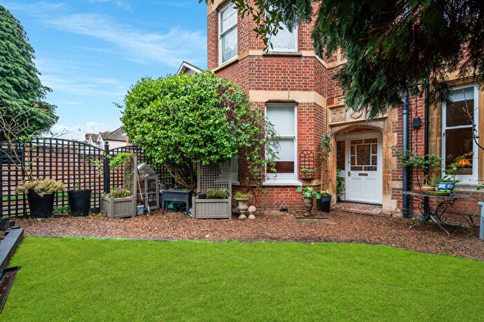 1 Bedroom Flat For Sale In Adelaide Road, Surbiton, KT6