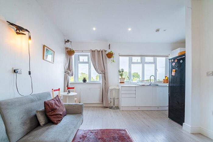 2 Bedroom Flat To Rent In Hamilton Parade, Groveley Road, Greater London ., TW13