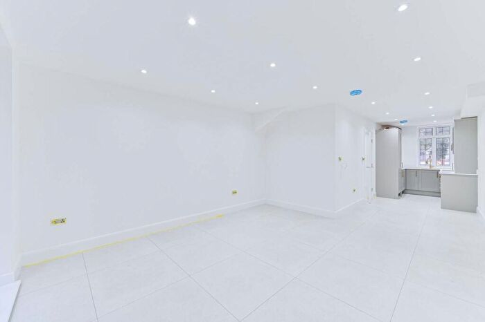 3 Bedroom House For Sale In Kingswood Way, Sanderstead, South Croydon, CR2