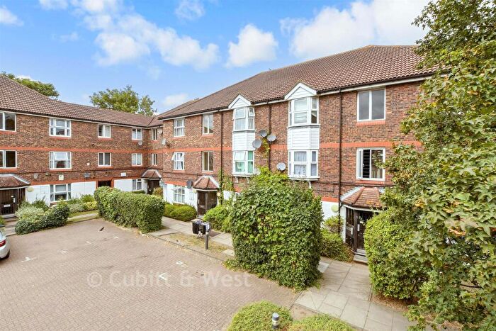 2 Bedroom Apartment For Sale In Fiveacre Close, Thornton Heath, Surrey, CR7