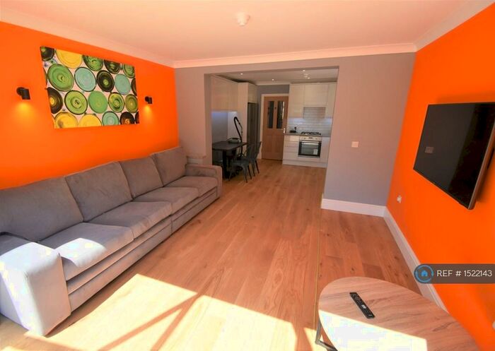 3 Bedroom Flat To Rent In London Road, Reading, RG1