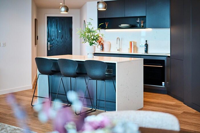 3 Bedroom Apartment To Rent In The Octagon - Great Charles Street Queensway, Birmingham, B3