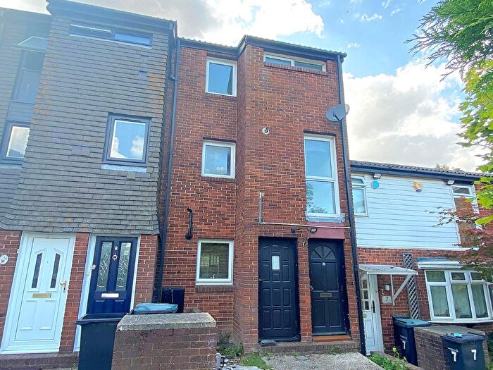 2 Bedroom Maisonette For Sale In The Hollies, Gravesend, DA12