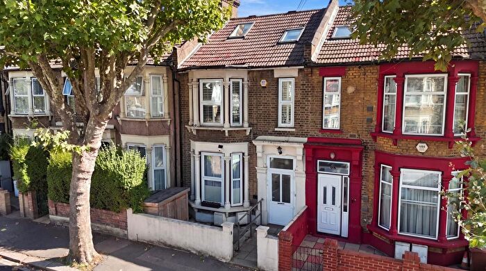 3 Bedroom Flat For Sale In Warren Road, Leyton, E10