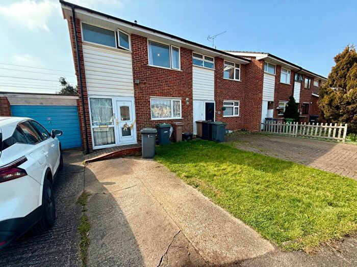 3 Bedroom House To Rent In Rosedale Close, Luton, LU3