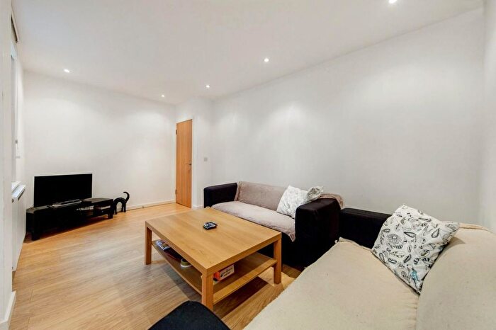 3 Bedroom Flat To Rent In Coldharbour Lane, SW9