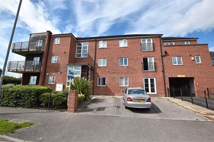 2 Bedroom Apartment For Sale In Swarcliffe Approach, Leeds, West Yorkshire, LS14
