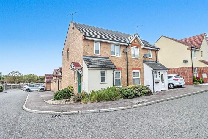 2 Bedroom Semi-Detached House For Sale In Crawford Chase, Wickford, SS12