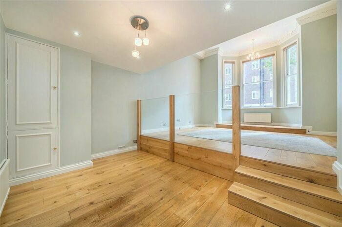 3 Bedroom Flat To Rent In Vicarage Gate, London, W8