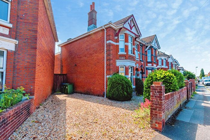 3 Bedroom Semi Detached House For Sale In St. Edmunds Road, Southampton, Hampshire, SO16
