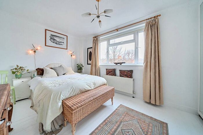 2 Bedroom Flat To Rent In Lime Grove, Shepherd's Bush, London, W12