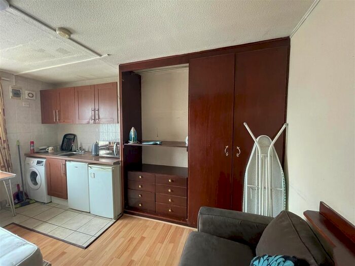 Studio To Rent In Broad Walk, Heston, Hounslow, TW5