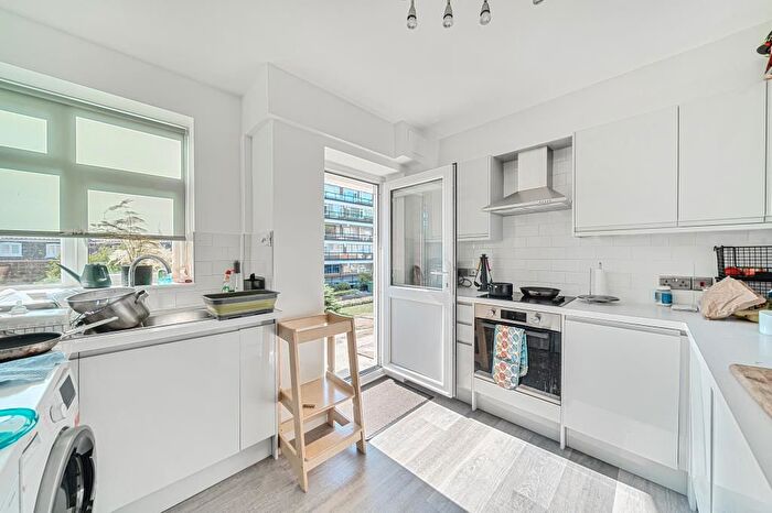 3 Bedroom Flat To Rent In Petersham Road, Richmond, TW10