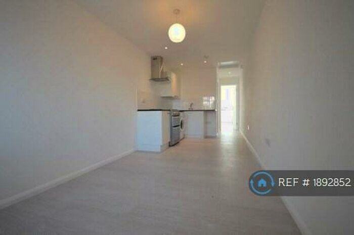 1 Bedroom Flat To Rent In Gresham Drive, Romford, RM6