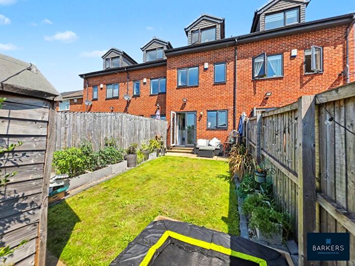 3 Bedroom Town House For Sale In Bottoms Lane, Birkenshaw, BD11