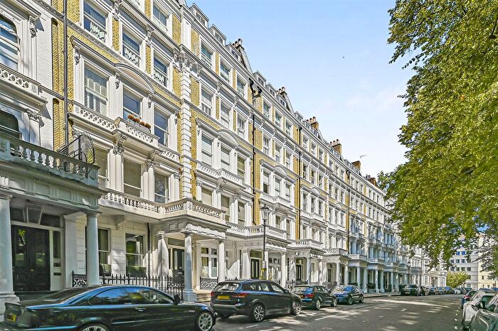 4 Bedroom Flat For Sale In Courtfield Gardens, South Kensington, SW5