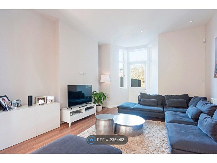 3 Bedroom Flat To Rent In Brondesbury Road, London, NW6
