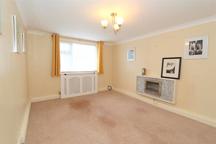 2 Bedroom Maisonette For Sale In Stanley Road, South Sutton, SM2
