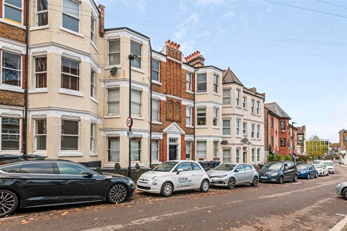 2 Bedroom Apartment For Sale In Birkbeck Mansions, Hornsey, N8