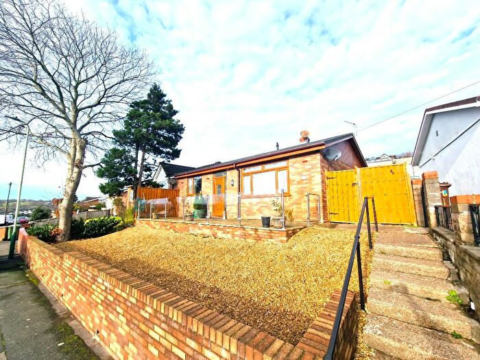 3 Bedroom Semi-Detached House For Sale In Carlyon Road, Newbridge, NP11