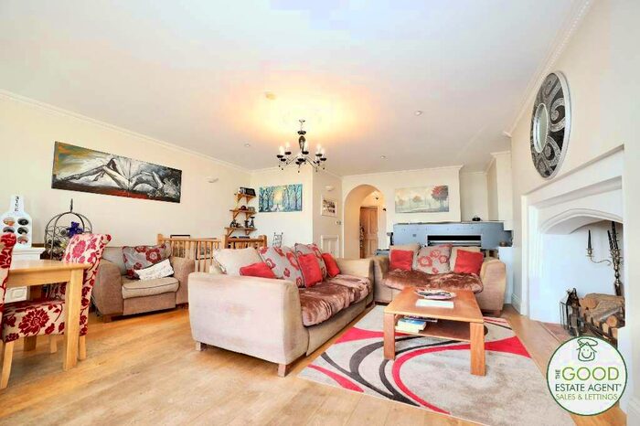 2 Bedroom Flat For Sale In Suttons Manor House, Stapleford Tawney, RM4