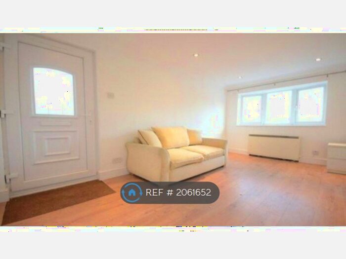 2 Bedroom Flat To Rent In Hawkesbury Drive, Calcot, Reading, RG31
