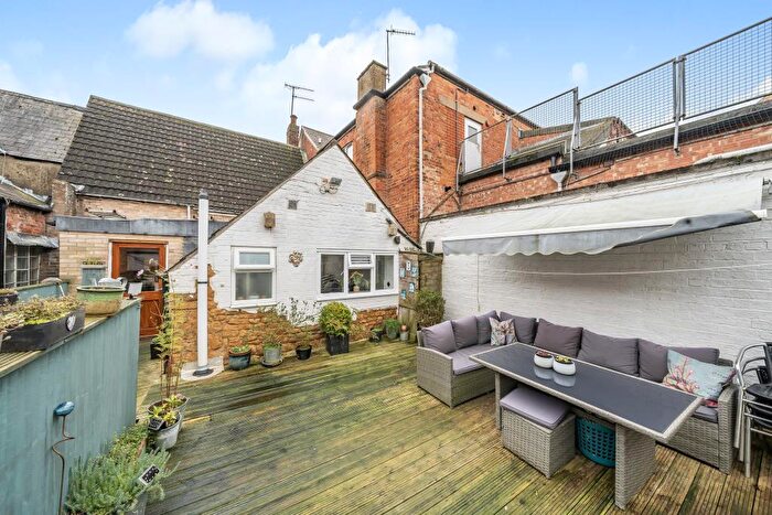 4 Bedroom Terraced House For Sale In Banbury, Oxfordshire, OX16