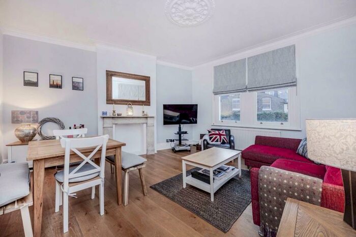 3 Bedroom Flat To Rent In Chestnut Grove, Balham, SW12