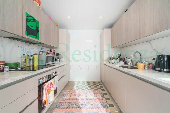 2 Bedroom Flat To Rent In Dog Kennel Hill, London, SE22