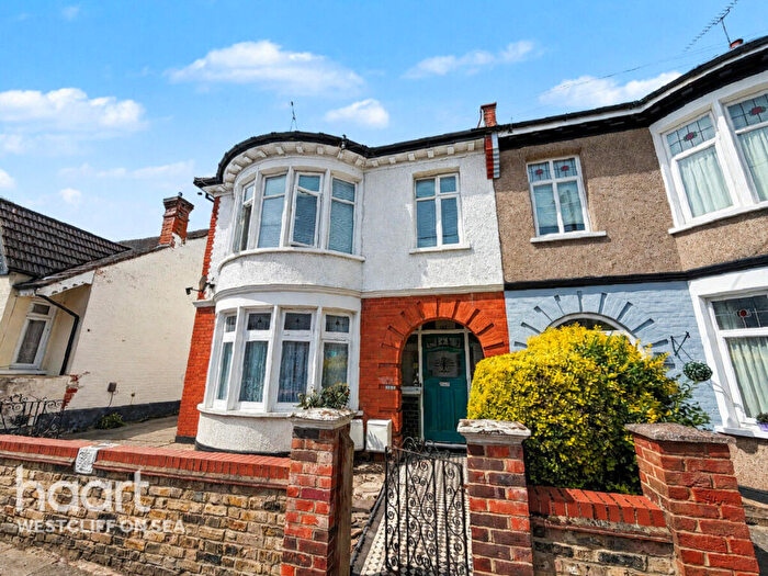2 Bedroom Flat For Sale In Glenwood Avenue, Westcliff-On-Sea, SS0