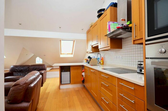 2 Bedroom Flat To Rent In Killyon Road, Clapham Old Town, London, SW8