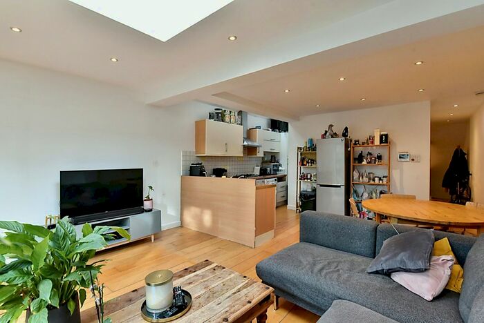 3 Bedroom Flat To Rent In Killyon Road, London, SW8