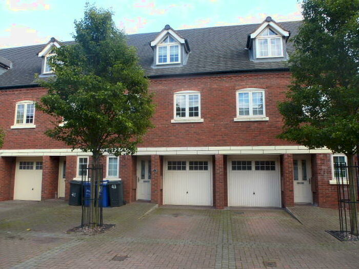 5 Bedroom House To Rent In Tiger Court, Burton On Trent, DE14