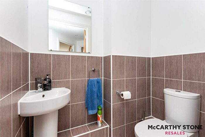 2 Bedroom Flat For Sale In Kings Place, Fleet Road, Fleet, GU51