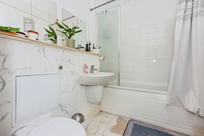 2 Bedroom Flat For Sale In Clovelly Place, Greenhithe, Kent, DA9