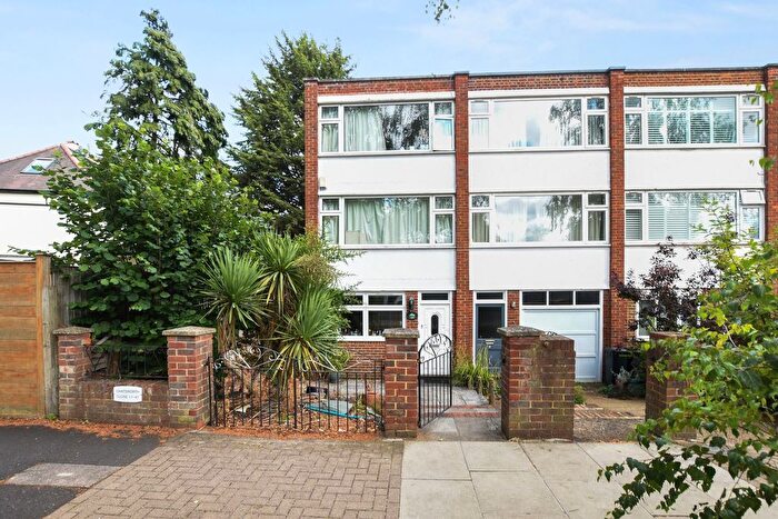 4 Bedroom Town House To Rent In Chatsworth Road, London, W4
