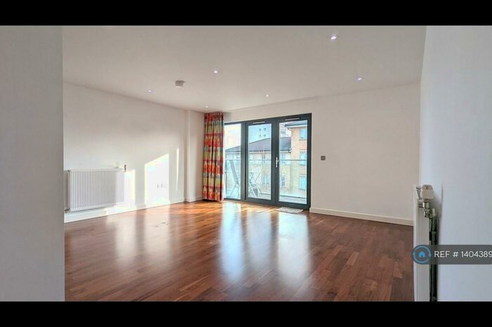 2 Bedroom Flat To Rent In Holly Street, London, E8