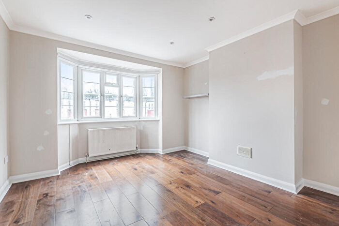 2 Bedroom Apartment To Rent In Amblecote Road, Grove Park, London, SE12