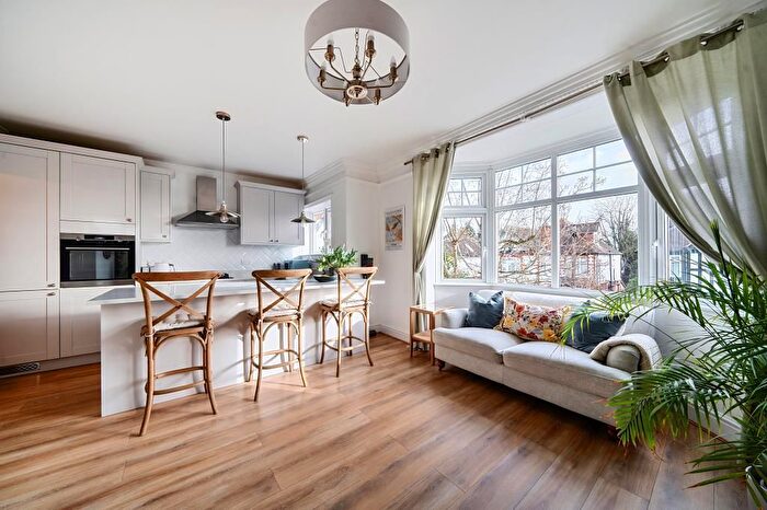 1 Bedroom Flat For Sale In Woking, Surrey, GU22