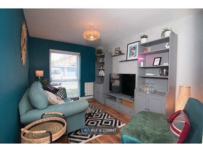 1 Bedroom Flat To Rent In Lawrence Court, Windsor, SL4