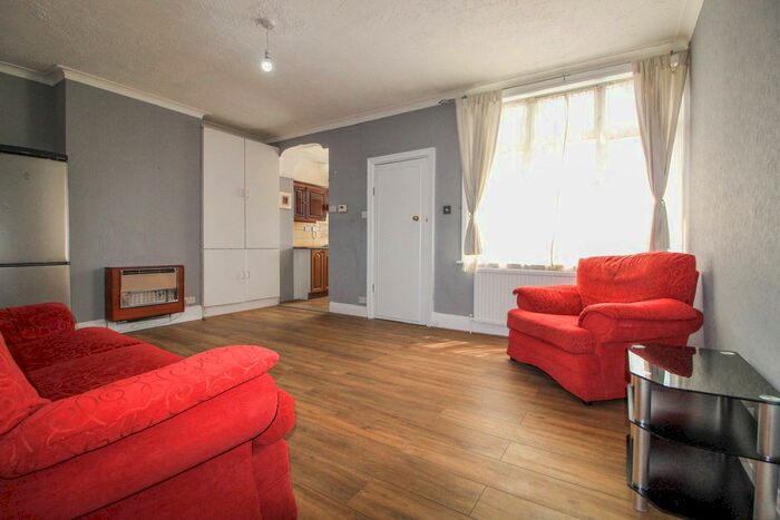 2 Bedroom Flat To Rent In Drayton Waye, Kenton, Harrow, HA3