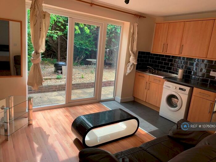 5 Bedroom Semi-Detached House To Rent In Filton Road, Horfield, Bristol, BS7