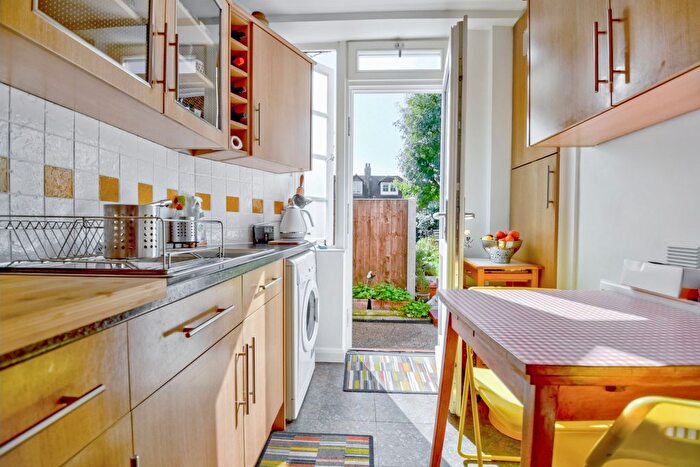 1 Bedroom Flat For Sale In Kingswear Road, Dartmouth Park, London, NW5