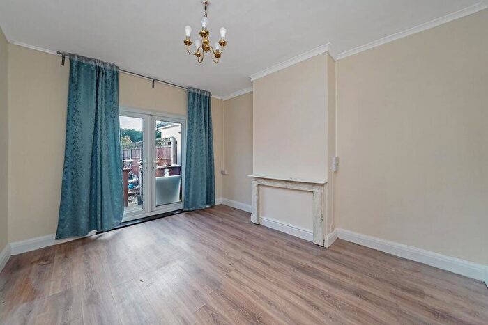 3 Bedroom Semi-Detached House To Rent In Woodland Road, North Chingford, E4