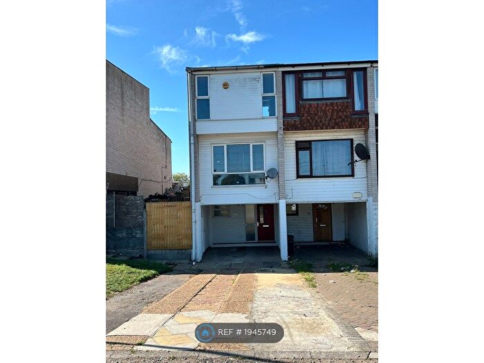 3 Bedroom End Of Terrace House To Rent In Aluric Close, Grays, RM16