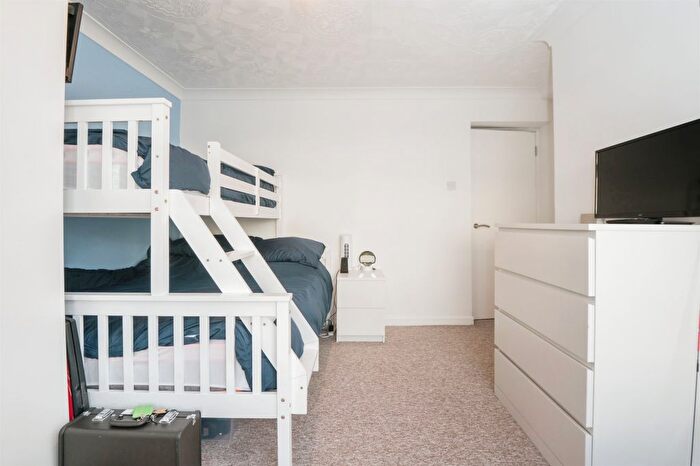 2 Bedroom Flat For Sale In Chawton Close, West End, Southampton, SO18