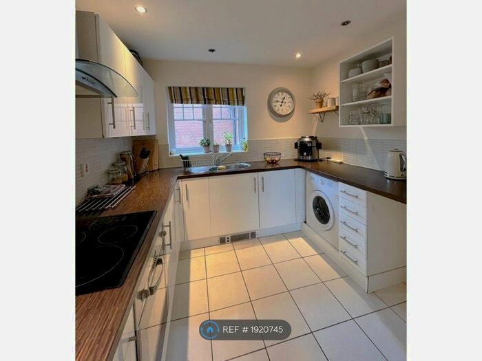 2 Bedroom Flat To Rent In Coppice Gate, Redditch, B97