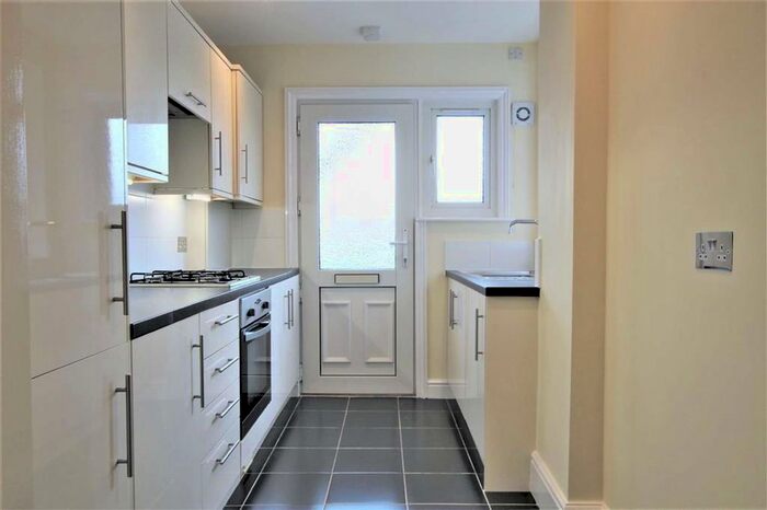2 Bedroom Flat To Rent In Chestnut Court, New Malden KT3